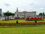 London  Stadtrundfahrt Buckingham Palace mit Queen Victoria Memorial und Blumenbeet (GB).